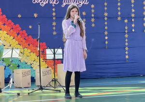 Asia Borowiecka z kl. 5a zaśpiewała piosenkę Wspaniały Świat z filmu Alladyn